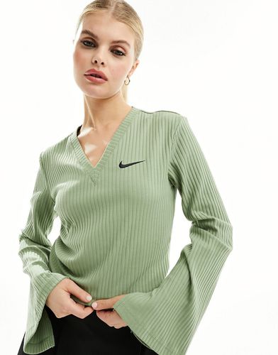 Top a maniche lunghe appariscente in jersey olio a coste con scollo a V - Nike - Modalova
