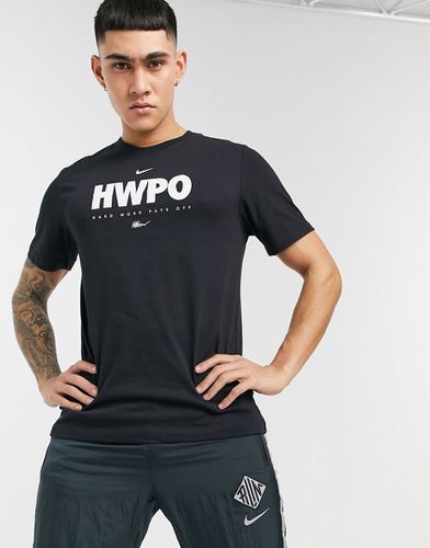 T-shirt nera con grafica HWPO - Nike Training - Modalova