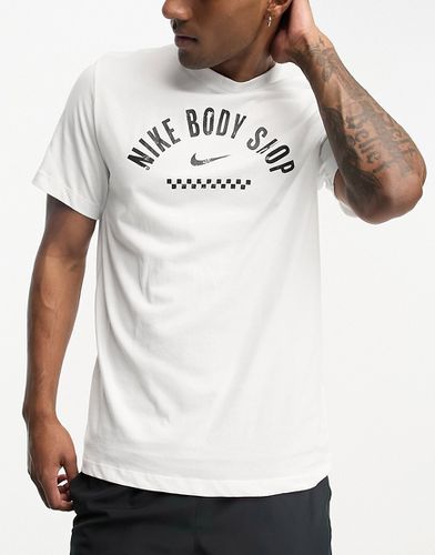 D.Y.E. Dri-Fit - T-shirt bianca con grafica "Body Shop" - Nike Training - Modalova