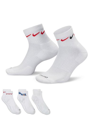 Everyday Cushioned Plus - Confezione da 3 paia di calzini alla caviglia bianchi con stampa - Nike Training - Modalova
