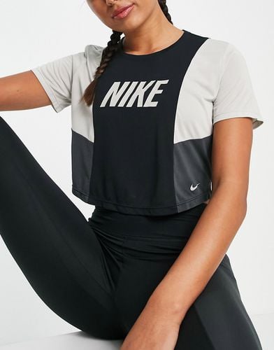 One Colourblock - T-shirt corta nera in tessuto Dri-FIT - Nike Training - Modalova