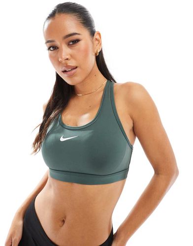 Reggiseno sportivo a sostegno medio con logo Nike - Nike Training - Modalova