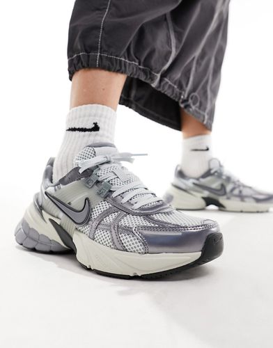 V2K Run - Sneakers unisex platino e argento - Nike - Modalova