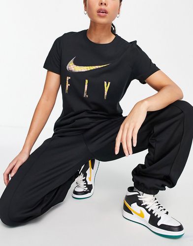 T-shirt nera con scritta Fly e logo Nike effetto pelle di serpente - Nike Basketball - Modalova