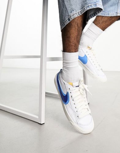 Blazer Low '77 - Sneakers basse bianche e blu effetto spray con doppio logo - Nike - Modalova