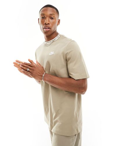 Club - T-shirt beige con logo sul collo - Nike - Modalova