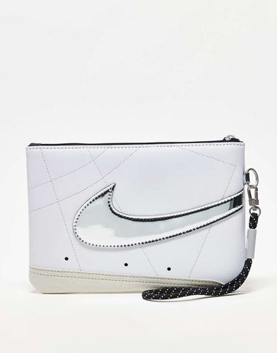 Icon Blazer - Borsa da polso grande bianca e argento con logo cromato - Nike - Modalova