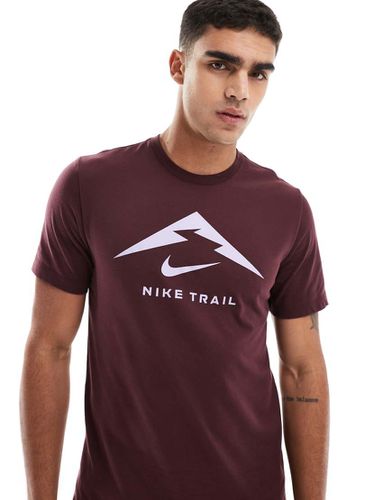 Trail - T-shirt bordeaux con logo - Nike Running - Modalova