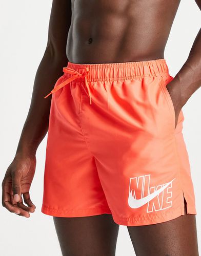 Pantaloncini da bagno da 5" rossi e lime con logo grande - Nike Swimming - Modalova