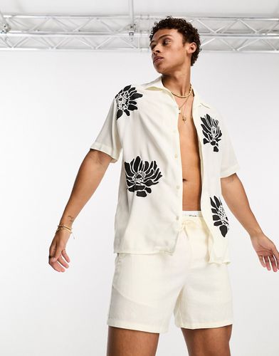 Camicia oversize bianca con colletto a rever e stampa floreale - Selected Homme - Modalova