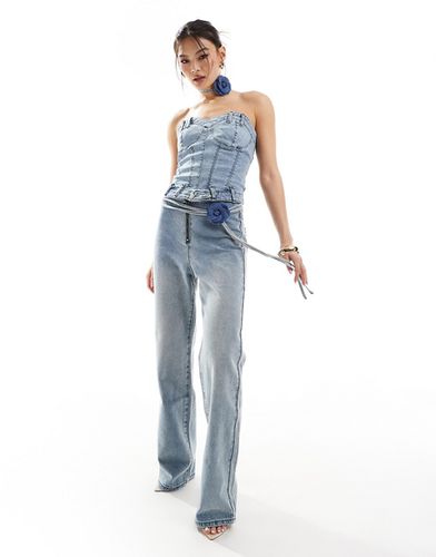 SIMMI - Jeans dritti lavaggio chiaro con cintura con fiore in coordinato - Simmi Clothing - Modalova