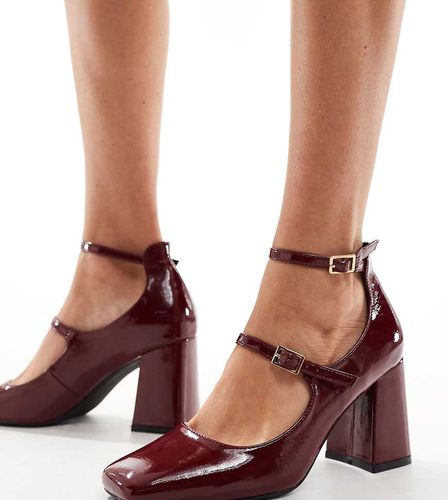 Simmi London - Vinda - Scarpe a pianta larga con tacco medio largo e cinturini bordeaux - Simmi Wide Fit - Modalova