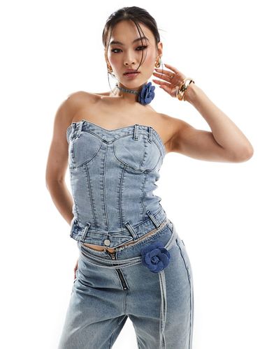 SIMMI - Top a corsetto di jeans strutturato con scollo a cuore lavaggio chiaro con collarino con fiore in coordinato - Simmi Clothing - Modalova