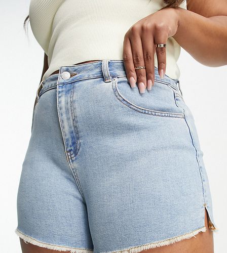 Pantaloncini di jeans lavaggio chiaro con fondo sfrangiato - Simply Be - Modalova