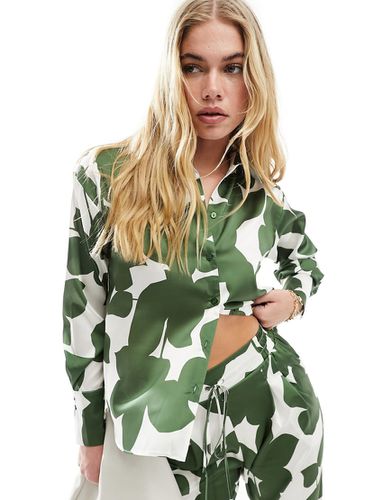 Camicia oversize in raso con stampa verde in coordinato - Style Cheat - Modalova
