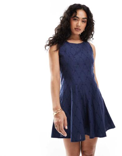 Robe courte brodée - Stradivarius - Modalova