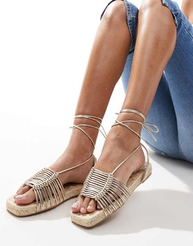 Sandali a espadrilles oro con zeppa - Stradivarius - Modalova