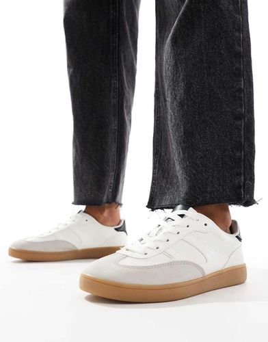 Sneakers bianche con suola marrone - Stradivarius - Modalova