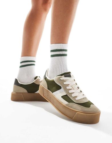 Sneakers kaki con suola platform spessa - Stradivarius - Modalova