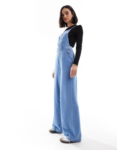 Tuta jumpsuit di jeans morbida al tatto chiaro incrociata sulla schiena - Stradivarius - Modalova