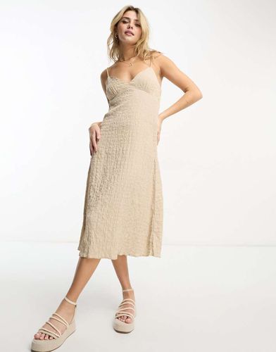 Vestito midi con spalline sottili stropicciato tonalità naturale - Stradivarius - Modalova