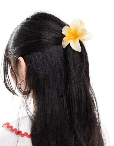 Plumeria - Pinza per capelli gialla a forma di fiore di loto - Sui Ava - Modalova