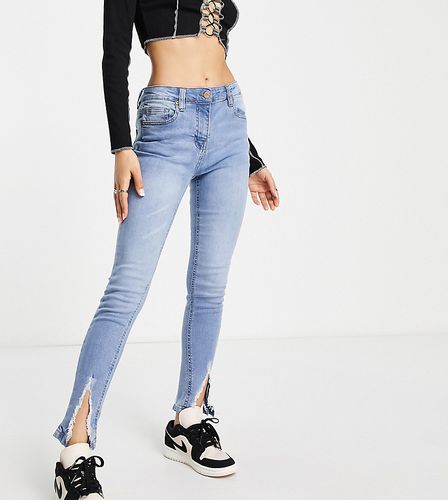 Jeans skinny con spacco sul fondo lavaggio chiaro - Parisian Petite - Modalova
