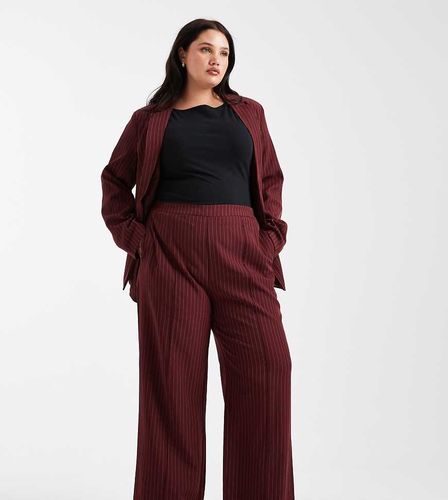 Pieces Curve - Pantalon d'ensemble ajusté à fines rayures - Bordeaux - Pieces Plus - Modalova