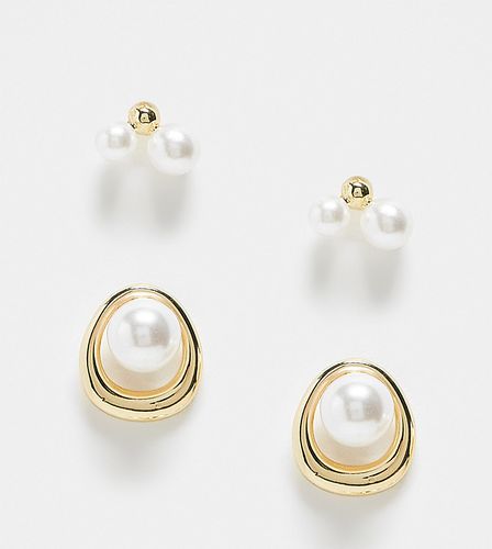 Confezione da 2 paia di orecchini dorati a bottone con perle - Pieces - Modalova