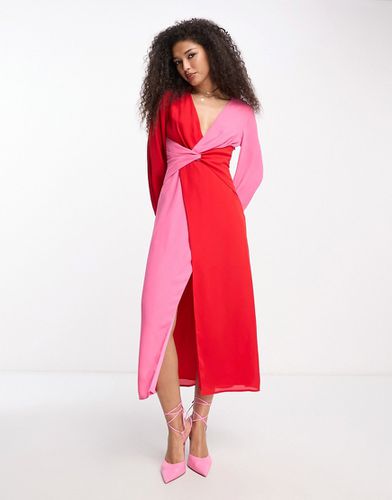 Vestito al polpaccio rosa e con nodo sul davanti a contrasto - Pretty Lavish - Modalova