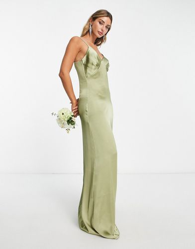 Ines - Vestito lungo da damigella stile impero in raso oliva tenue - Pretty Lavish - Modalova