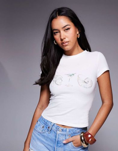 Odyssey - T-shirt effet rétréci à imprimé coquillage et martini - Princess Polly - Modalova