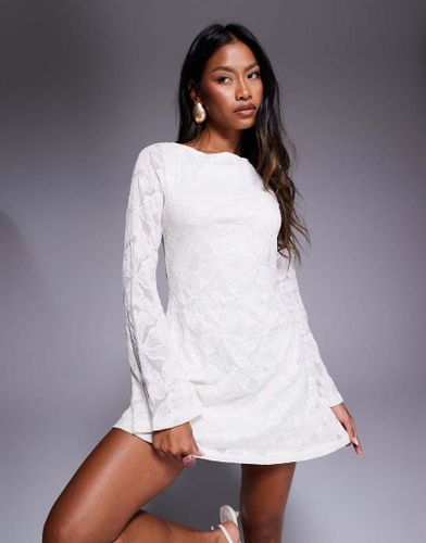 Lukea - Robe courte à encolure bateau en dentelle avec manches cloche et dos ouvert noué - Crème - Princess Polly - Modalova