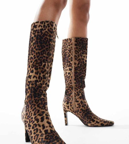 Pose - Stivali al ginocchio con tacco leopardati - Public Desire Wide Fit - Modalova