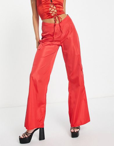 Pantaloni cargo rossi con taglio a V profondo - Public Desire - Modalova