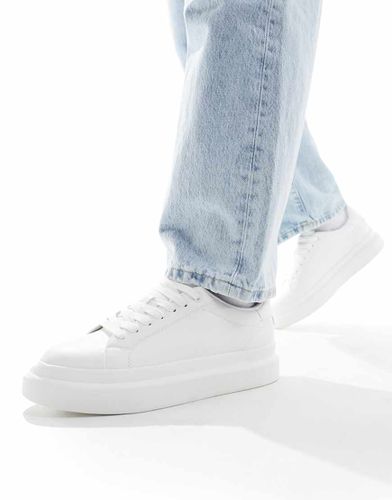 Sneakers bianche con suola spessa - Pull & Bear - Modalova