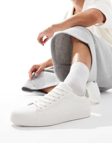 Sneakers bianche stringate con dettaglio posteriore a contrasto - Pull & Bear - Modalova