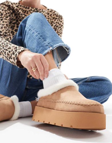 Scarpe comode con interno in pelliccia color cuoio - Pull & Bear - Modalova