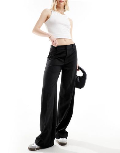 Pantaloni sartoriali a fondo ampio neri con motivo gessato e bordi a contrasto - Pull & Bear - Modalova