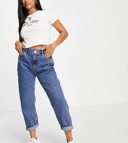 Petite - Mom jeans con vita elasticizzata - Pull & Bear - Modalova