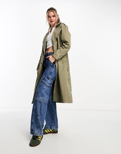 Trench kaki con cintura - Pull & Bear - Modalova