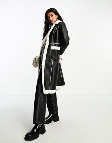 Cappotto stile aviatore taglio lungo in pelle sintetica nera con finiture in pile borg - QED London - Modalova