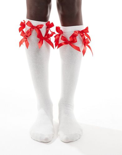 Calzini al ginocchio bianchi con fiocchi rossi - Reclaimed Vintage - Modalova