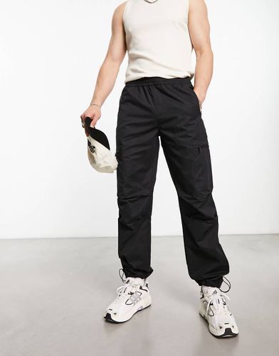 Pantaloni cargo neri con tasche con zip - River Island - Modalova