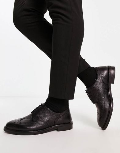 Scarpe brogue stile derby nere effetto martellato - River Island - Modalova