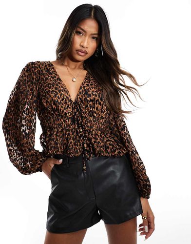 Top in velluto con stampa leopardata allacciato sul davanti - River Island - Modalova