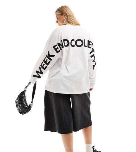 Weekend Collective Curve - Maglietta oversize bianca a maniche lunghe con logo sul retro - ASOS WEEKEND COLLECTIVE - Modalova