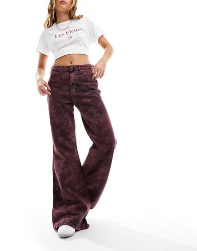 Jeans a zampa bordeaux a fiori - Wrangler - Modalova