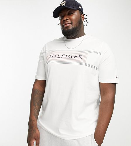 Big & Tall - Corp - T-shirt bianca con riga del logo sul petto - Tommy Hilfiger - Modalova