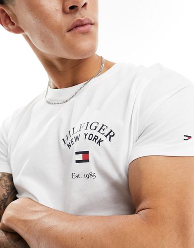 T-shirt bianca con logo stile college - Tommy Hilfiger - Modalova